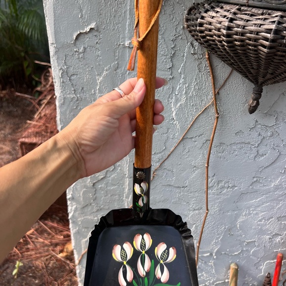 VINTAGE TOLE HANDPAINTED FIREPLACE SHOVEL - Picture 6 of 7